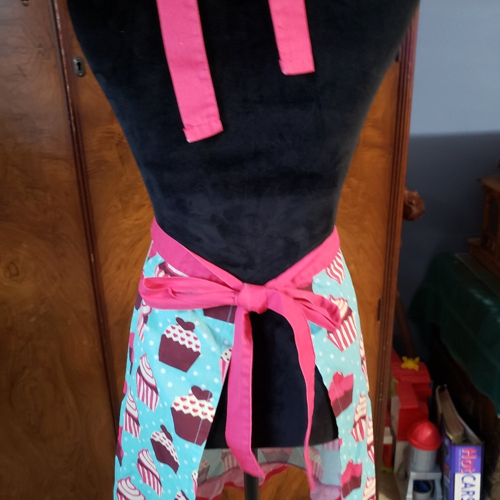 Beautiful Aprons - Picture 6 of 10